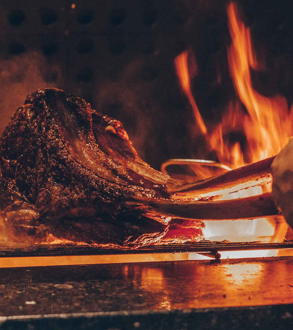 steak-auf-grill-mit-feuer