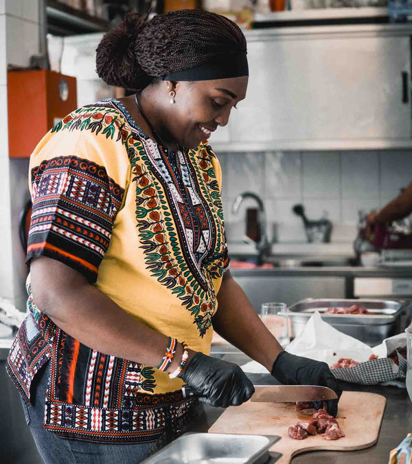 afrikanische-koechin-mit-schneidebrett