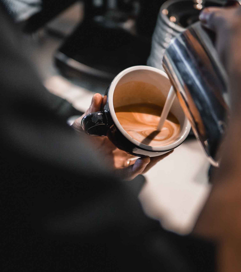 milch-einschaenken-tasse