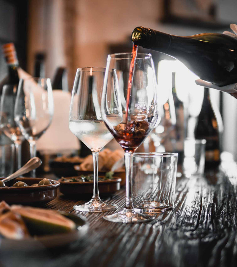 wein-einschaenken-in-weinglas
