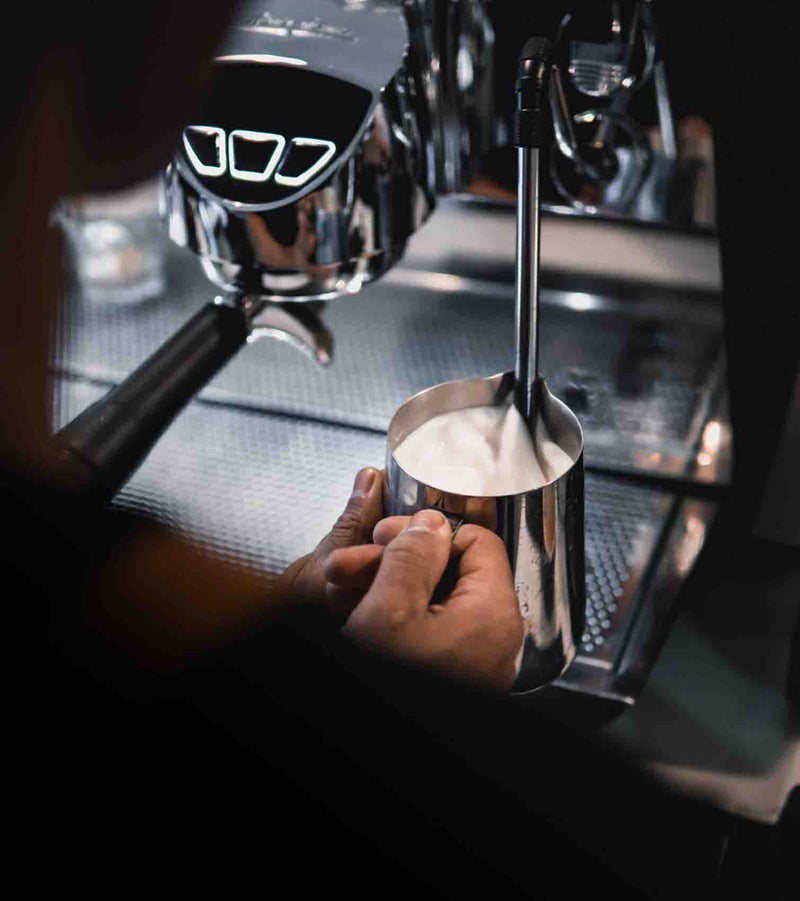 baristafabrik-latte-art-milch-schaeumen