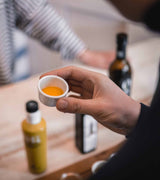 oeldorado-offenbach-oeltasting-probe-hand