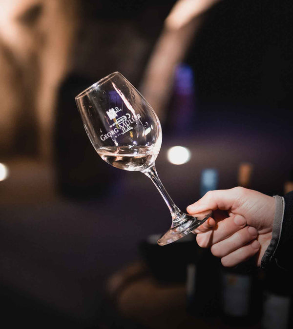 weingut-mueller-rheingau-wein-probe-weinglas